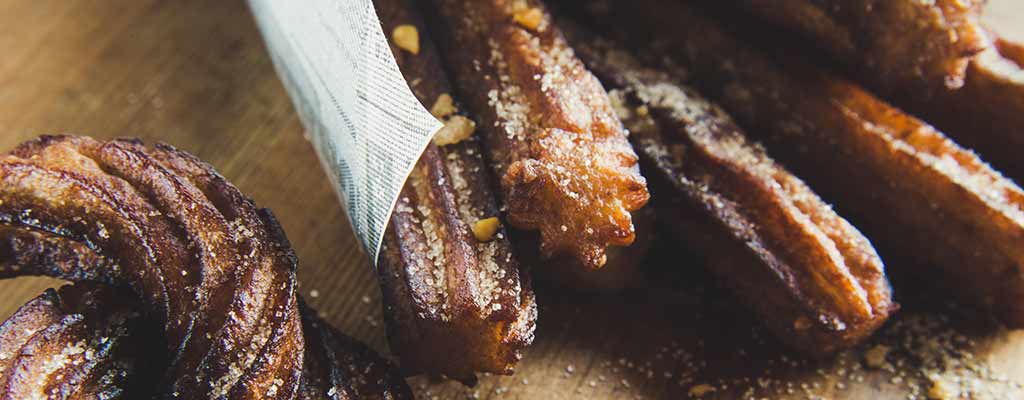 Churros lassen sich ganz einfach in einer Heißluftfritteuse zubereiten.